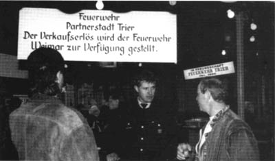 Am Weinstand in Weimar 1990